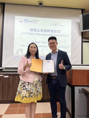 為推動本系國際化，廖健博老師114年12月1日邀請於越南Faculty of Business, FPT University任教的Tim Nguyen老師蒞校洽談國際學術合作事宜。圖片